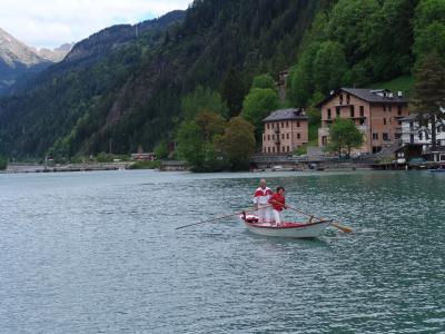 在Alleghe，意大利度假胜地的湖上的小船