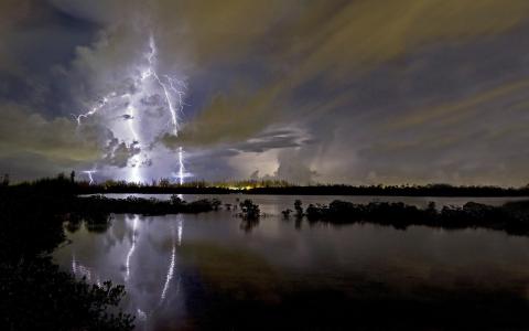 闪电雷暴反映在湖中