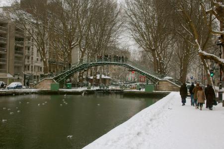 雪在塞纳河上的巴黎大桥上