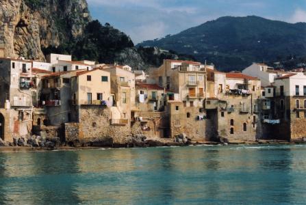 在西西里岛，意大利岛上的水附近的房子