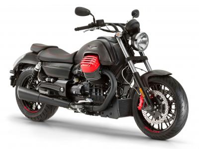 黑色的摩托车Guzzi在白色背景上的Audace碳