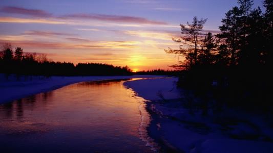 落日的冰冻的河