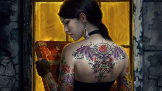 一本书的纹身的女孩