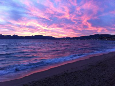 日落在法国拉波勒度假胜地的海滩上