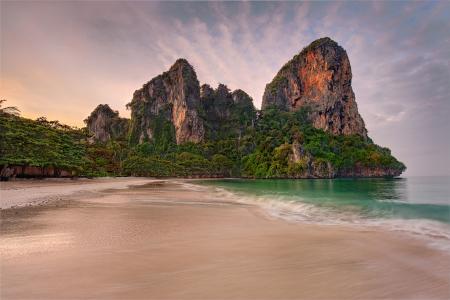 泰国的海洋上覆盖着绿色的岩石
