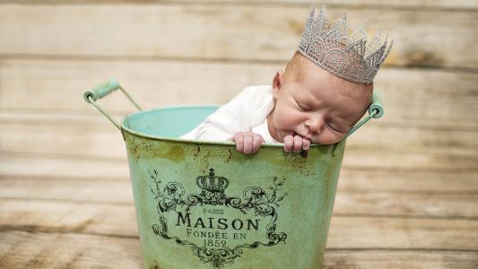 一个睡在他头上的皇冠的婴儿