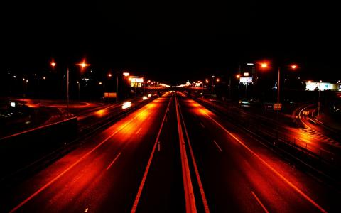 高速公路在晚上