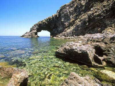 岩石在意大利西西里岛的海岸