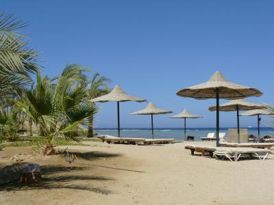 在埃及Marsa Alam度假村的沙滩上休息