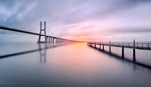 在葡萄牙海湾的大桥