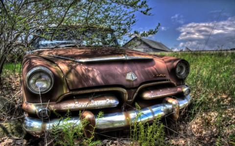 一辆老废弃的汽车