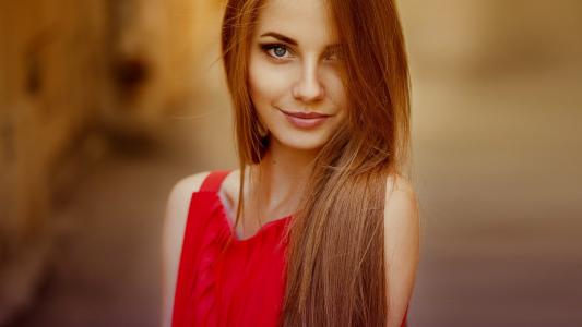 穿红裙子的女孩，照片安娜Nevreva