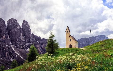 Val加迪纳，意大利滑雪胜地的教会