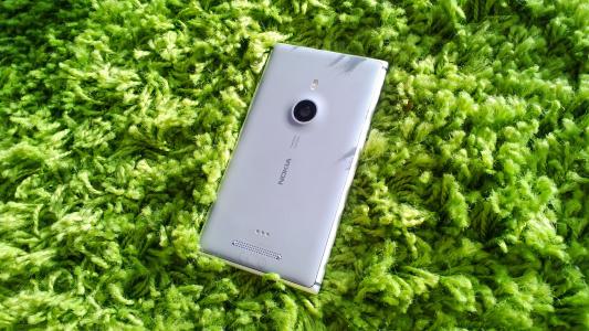 新的诺基亚Lumia 925在绿色地毯上