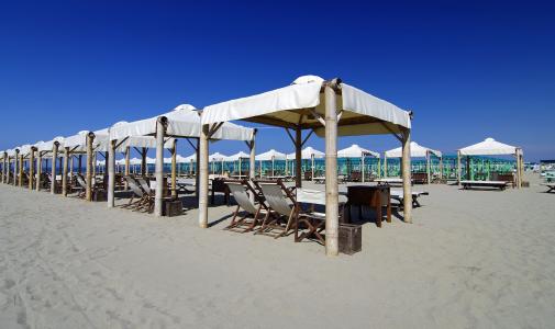 在意大利马尔米堡的度假村的白色沙滩