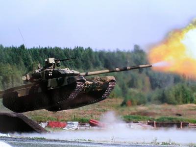 从T-90坦克射出