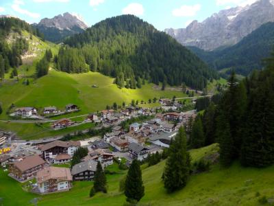 在Selva，意大利滑雪胜地的夏天风景