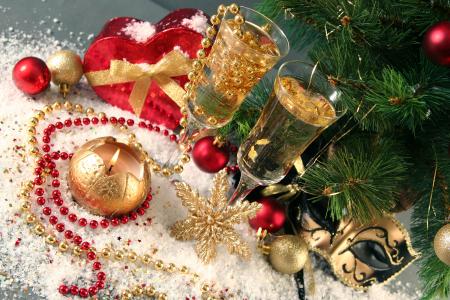 与新年装饰的香槟的两个酒杯在圣诞树下