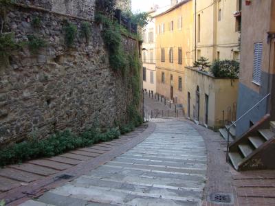意大利佩鲁贾狭窄的街道