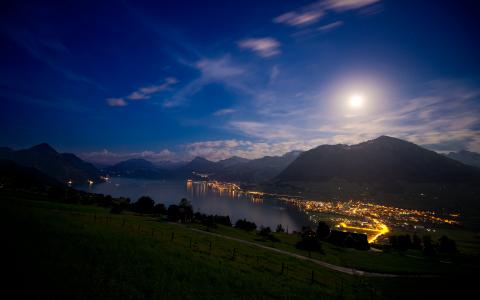 在沿海城市，瑞士满月