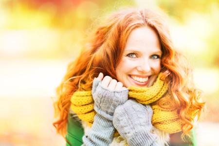 微笑在一条温暖的围巾的红发女孩