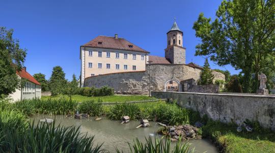 由池塘，巴伐利亚美丽的房子。