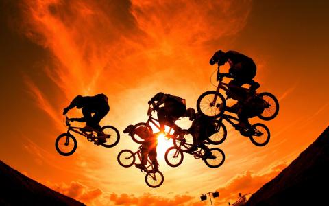 骑自行车的人以太阳为背景