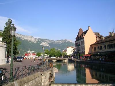 一条运河在法国阿讷西的山脉背景