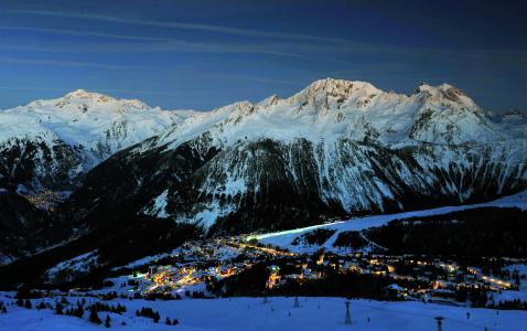 在高雪维尔，法国滑雪胜地的全景