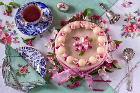 与美丽的服务与桌上的粉红色花朵蛋糕