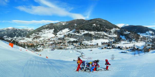 在奥地利Bad Kleinkirchheim滑雪胜地滑雪