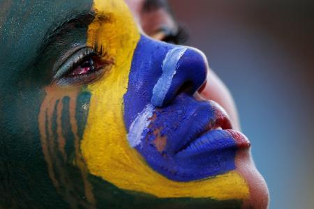 巴西国旗画在女孩的脸上