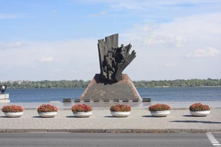 在第聂伯罗彼得罗夫斯克的堤防的纪念碑