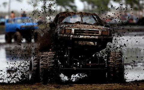 丰田SUV盖满了泥土