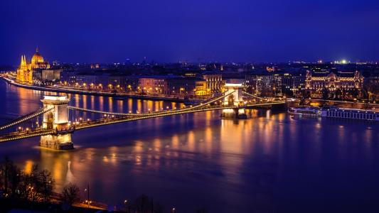 晚上链桥，布达佩斯的视图