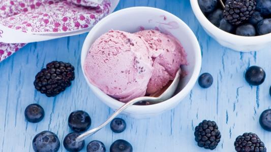 冰淇淋与黑莓