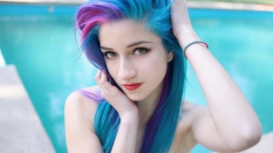 长长的蓝色头发的漂亮女孩