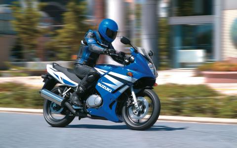 令人难以置信的摩托车铃木GS 500 F