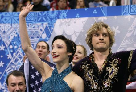 美国花样滑冰运动员查理·怀特和梅丽·戴维斯在索契奥运会上获得金牌和铜牌