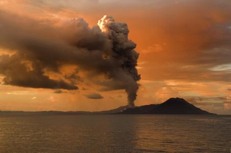 在海中的一个岛上喷发火山
