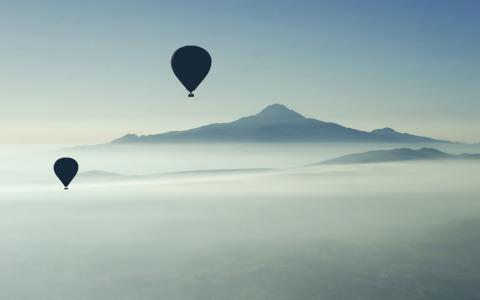 飞过雾中的热气球