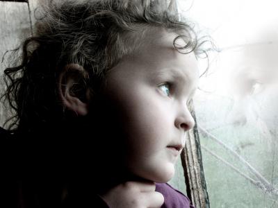 一个小孩看着窗外