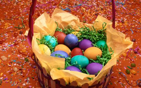 在复活节的糖果之间的蛋篮子