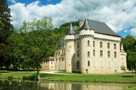 在一个池塘附近的一座绿色庭院，法国的古老城堡