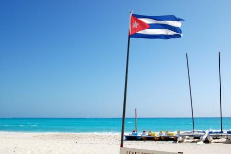 古巴的旗子在古巴的缓慢的手段的海滩的