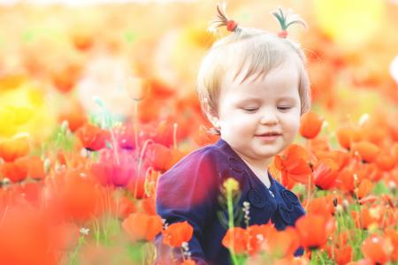 红色罂粟花的小女孩