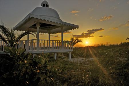 古巴圣玛丽亚岛度假胜地海岸的凉亭