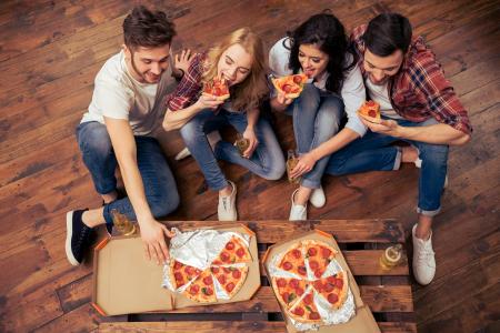 一群朋友在吃美味的披萨