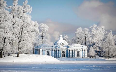 雪在圣彼得堡宫殿在森林里