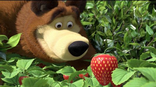 熊找到了一个草莓，一个卡通玛莎和一只熊